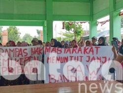 Alot, Warga Bandungrejo Masih Bertahan Duduki Balai Desa hingga Malam, Tagih Janji PAW