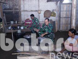 Kebersamaan TMMD Ke 127 Kodim 0808/Blitar, “Anggota Satgas Bantu Warga Memasak Di Dapur”