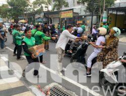 Tradisi Ramadan yang Terus Berlanjut, Ojol Bojonegoro Berbagi 500 Paket Takjil di Jalan Pemuda