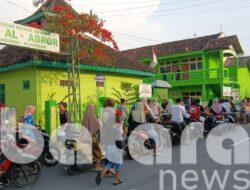 Ramadhan Menggugah di Sukosewu, 396 Takjil dari Siswa MA Al Abror Sukosewu Mengalir di Jalan Raya, Menyentuh Hati Pengguna Jalan