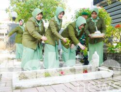 Persit KCK Kodim Bojonegoro Laksanakan Ziarah Rombongan dan Tabur Bunga