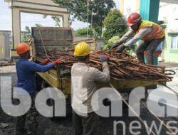 Material Besi Jembatan “Dititipkan” ke Rumah Warga, Dalih Keamanan atau Indikasi Penyimpangan?