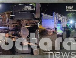 VIRAL! Diduga Sopir Mengantuk, Truk Tergolek di Jembatan Kalipang Kalitidu