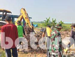 Cegah Banjir, DPUTR PSDA Pati Bersinergi dengan TNI dan Desa Bersihkan Sampah di Bendung Tambahmulyo